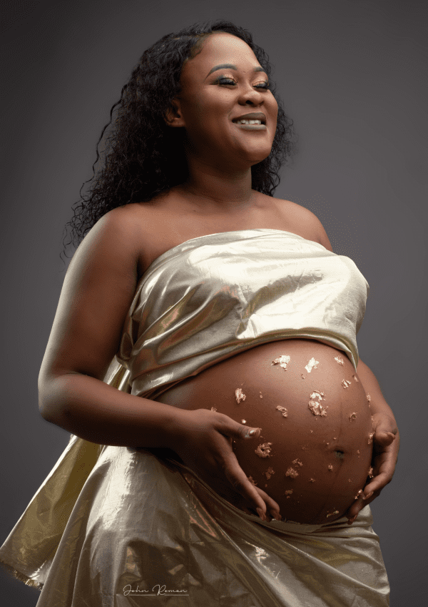 Gold Cloth – Radiant Elegance for Maternity Portraits